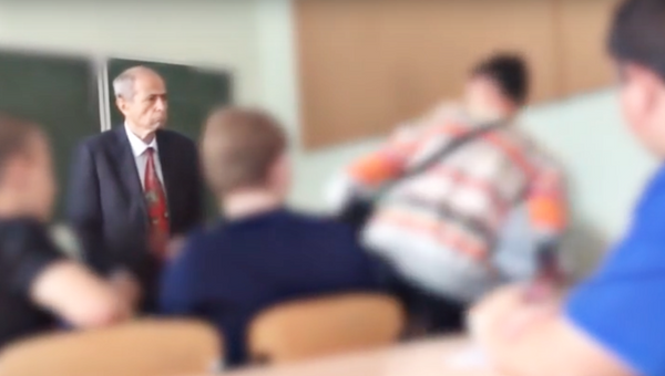 Стоп-кадр с видеозаписи конфликта между преподавателем и студентом в Южно-технологическом колледже города Нерюнгри Стоп-кадр с видеозаписи конфликта между преподавателем и студентом в Южно-технологическом колледже города Нерюнгри