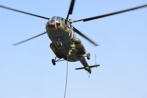 Военнослужащие России и Пакистана на учении Дружба-2016 проводят совместную тренировку по десантированию из Ми-17 Военнослужащие России и Пакистана на учении Дружба-2016 проводят совместную тренировку по десантированию из Ми-17