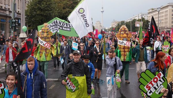 Участники акции протеста в Берлине против создание зоны свободной торговли между Евросоюзом и Канадой. Архивное фото Участники акции протеста в Берлине против создание зоны свободной торговли между Евросоюзом и Канадой. Архивное фото