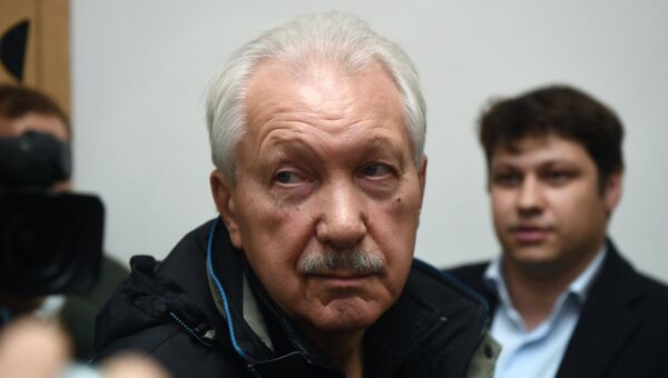 Бывший глава Коми Владимир Торлопов, обвиняемый в коррупции, в Басманном суде Москвы, где рассматривается ходатайство следствия о его аресте. Архивное фото Бывший глава Коми Владимир Торлопов, обвиняемый в коррупции, в Басманном суде Москвы, где рассматривается ходатайство следствия о его аресте. Архивное фото