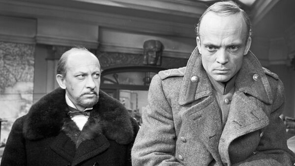 Евгений Евстигнеев (слева) в роли Корзухина, Владислав Дворжецкий в роли Хлудова в фильме Бег Евгений Евстигнеев (слева) в роли Корзухина, Владислав Дворжецкий в роли Хлудова в фильме Бег
