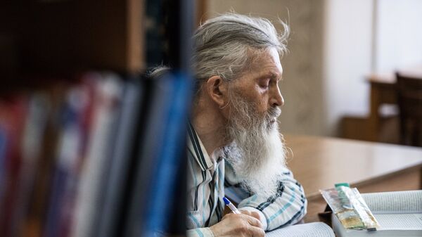 Посетитель в зале библиотеки Посетитель в зале библиотеки