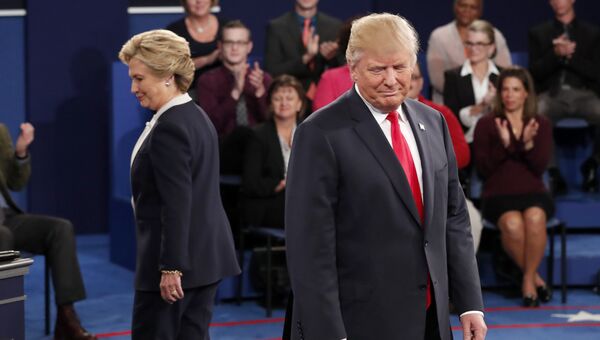 Дональд Трамп и Хиллари Клинтон во время предвыборных дебатов. 9 октября 2016 Дональд Трамп и Хиллари Клинтон во время предвыборных дебатов. 9 октября 2016