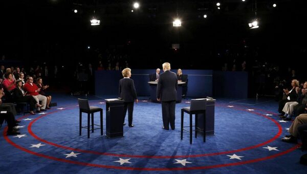 Дональд Трамп и Хиллари Клинтон во время предвыборных дебатов. 9 октября 2016 Дональд Трамп и Хиллари Клинтон во время предвыборных дебатов. 9 октября 2016