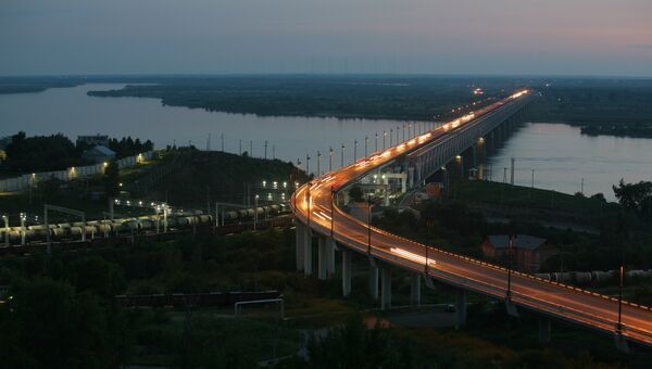 Вид на железнодорожно-автомобильный мост через реку Амур в Хабаровске. Архивное фото Вид на железнодорожно-автомобильный мост через реку Амур в Хабаровске. Архивное фото