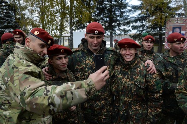 Военнослужащие Росгвардии РФ во время церемонии вручения краповых и темно-зеленых беретов в Новосибирской области Военнослужащие Росгвардии РФ во время церемонии вручения краповых и темно-зеленых беретов в Новосибирской области