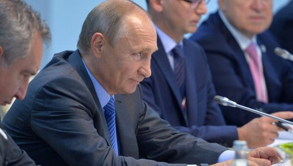 Президент РФ Владимир Путин во время встречи с председателем Китайской Народной Республики Си Цзиньпином в отеле Тадж Экзотик индийского штата Гоа Президент РФ Владимир Путин во время встречи с председателем Китайской Народной Республики Си Цзиньпином в отеле Тадж Экзотик индийского штата Гоа