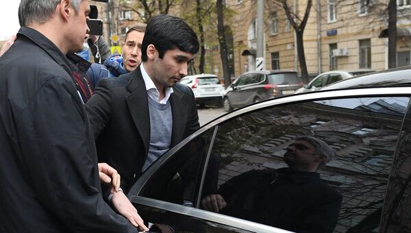 Сын вице-президента Лукойла Руслан Шамсуаров после оглашения приговора у здания Гагаринского суда Москвы. Архивное фото Сын вице-президента Лукойла Руслан Шамсуаров после оглашения приговора у здания Гагаринского суда Москвы. Архивное фото