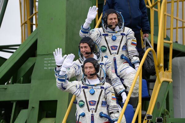 Члены основного экипажа 49/50-й экспедиции на МКС космонавты Роскосмоса Андрей Борисенко, Сергей Рыжиков и астронавт НАСА Шейн Кимброу во время посадки в корабль Союз МС-02 с ракетой-носителем Союз-ФГ Члены основного экипажа 49/50-й экспедиции на МКС космонавты Роскосмоса Андрей Борисенко, Сергей Рыжиков и астронавт НАСА Шейн Кимброу во время посадки в корабль Союз МС-02 с ракетой-носителем Союз-ФГ