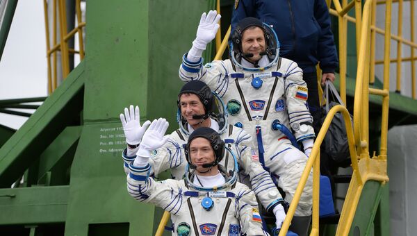 Члены основного экипажа 49/50-й экспедиции на МКС космонавты Роскосмоса Андрей Борисенко, Сергей Рыжиков и астронавт НАСА Шейн Кимброу во время посадки в корабль Союз МС-02 с ракетой-носителем Союз-ФГ Члены основного экипажа 49/50-й экспедиции на МКС космонавты Роскосмоса Андрей Борисенко, Сергей Рыжиков и астронавт НАСА Шейн Кимброу во время посадки в корабль Союз МС-02 с ракетой-носителем Союз-ФГ