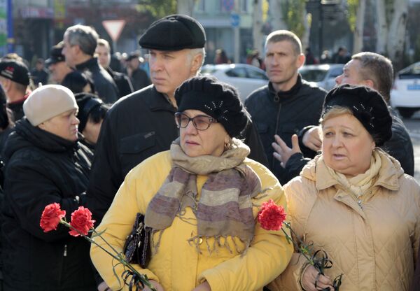 Жители Донецка на церемонии прощания с командиром ополчения ДНР Арсеном Павловым (Моторола) в Донецке Жители Донецка на церемонии прощания с командиром ополчения ДНР Арсеном Павловым (Моторола) в Донецке