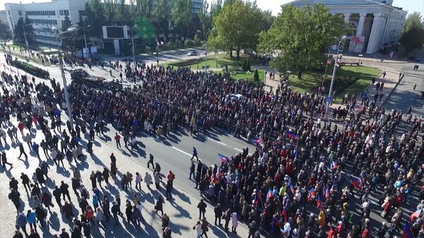 Тысячи человек в Донецке пришли проститься с Моторолой. Съемка с дрона Тысячи человек в Донецке пришли проститься с Моторолой. Съемка с дрона
