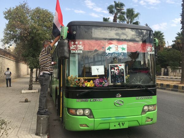 Один из автобусов на котором планируют вывозить боевиков из восточного Алеппо Один из автобусов на котором планируют вывозить боевиков из восточного Алеппо