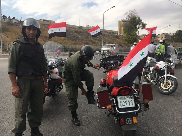 Сотрудники полиции готовятся к выходу мирных граждан и боевиков из восточного Алеппо. Сотрудники полиции готовятся к выходу мирных граждан и боевиков из восточного Алеппо.