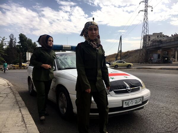 Сотрудницы сирийской полиции у КПП Бустан аль-Каср в Алеппо Сотрудницы сирийской полиции у КПП Бустан аль-Каср в Алеппо
