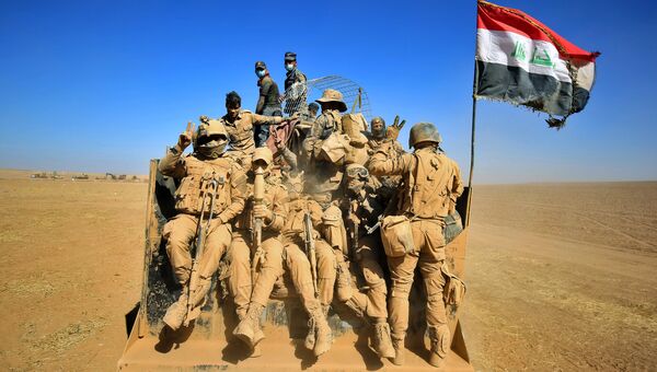 Иракские военные в пустыне на берегу реки Тигр во время операции против ИГ в Мосуле. 20 октября 2016 Иракские военные в пустыне на берегу реки Тигр во время операции против ИГ в Мосуле. 20 октября 2016