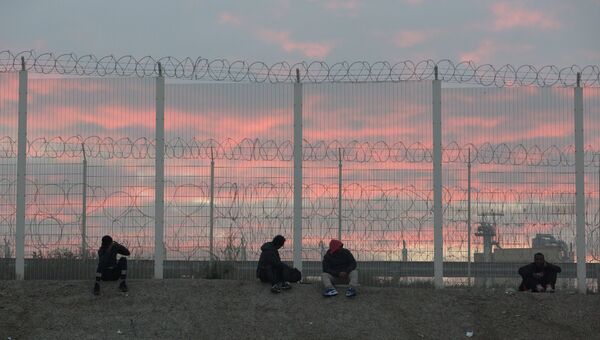 Беженцы в лагере Джунгли в Кале во Франции. Архивное фото Беженцы в лагере Джунгли в Кале во Франции. Архивное фото