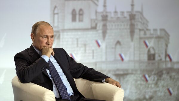 Президент РФ Владимир Путин на пленарном заседании регионального Форума действий Общероссийского народного фронта в Ялте. 26 октября 2016 Президент РФ Владимир Путин на пленарном заседании регионального Форума действий Общероссийского народного фронта в Ялте. 26 октября 2016