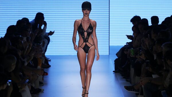 Модель во время Sao Paulo Fashion Week в Бразилии Модель во время Sao Paulo Fashion Week в Бразилии
