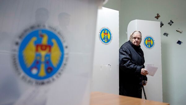Женщина во время президенстких выборов в Кишиневе Женщина во время президенстких выборов в Кишиневе