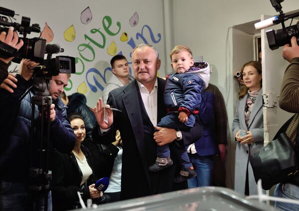 Лидер социалистов Молдовы Игорь Додон на президентских выборах в Кишиневе Лидер социалистов Молдовы Игорь Додон на президентских выборах в Кишиневе