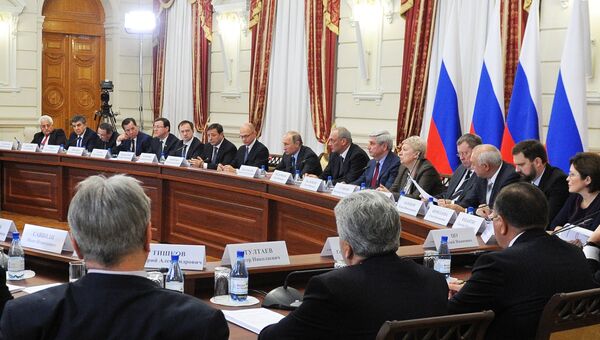 Президент РФ Владимир Путин проводит заседание Совета по межнациональным отношениям в Астрахани. 31 октября 2016 Президент РФ Владимир Путин проводит заседание Совета по межнациональным отношениям в Астрахани. 31 октября 2016