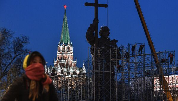Демонтаж строительных лесов около памятника князю Владимиру на Боровицкой площади Демонтаж строительных лесов около памятника князю Владимиру на Боровицкой площади