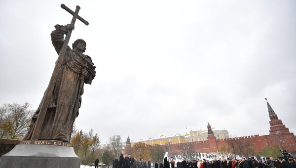 Церемония открытия памятника князю Владимиру на Боровицкой площади в Москве в День народного единства Церемония открытия памятника князю Владимиру на Боровицкой площади в Москве в День народного единства