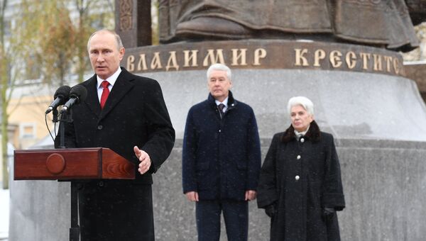 Владимир Путин выступает на церемонии открытия памятника князю Владимиру в Москве Владимир Путин выступает на церемонии открытия памятника князю Владимиру в Москве