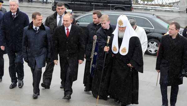 Владимир Путин, Дмитрий Медведев и патриарх Кирилл на церемонии открытия памятника князю Владимиру Владимир Путин, Дмитрий Медведев и патриарх Кирилл на церемонии открытия памятника князю Владимиру