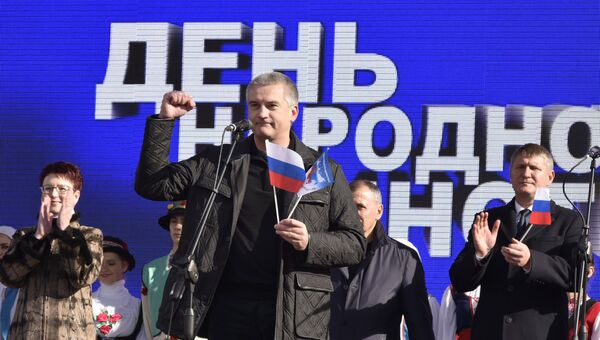 Сергей Аксенов выступает на митинге, посвященном празднованию Дня народного единства в симферополе Сергей Аксенов выступает на митинге, посвященном празднованию Дня народного единства в симферополе