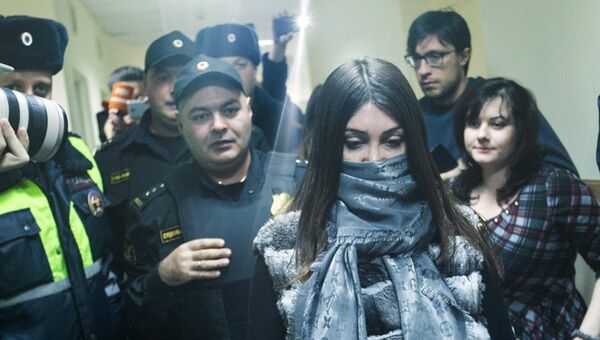 Задержанная за нарушение ПДД Мара Багдасарян в Савеловском районом суде Москвы. 7 ноября 2016 Задержанная за нарушение ПДД Мара Багдасарян в Савеловском районом суде Москвы. 7 ноября 2016