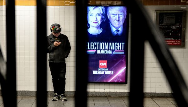 Плакат с анонсом прямой трансляции выборов президента США на станции метро Нью-Йорка Плакат с анонсом прямой трансляции выборов президента США на станции метро Нью-Йорка