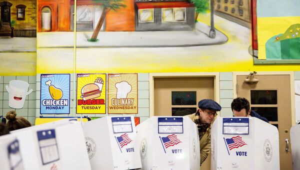 Избирательный участок в кафетерии школы. Нью-Йорк, США Избирательный участок в кафетерии школы. Нью-Йорк, США