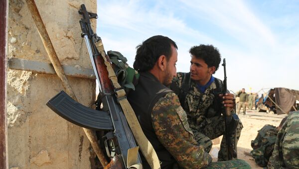 Бойцы Демократических силы Сирии (SDF) в деревне недалеко от Ракки. Архивное фото Бойцы Демократических силы Сирии (SDF) в деревне недалеко от Ракки. Архивное фото