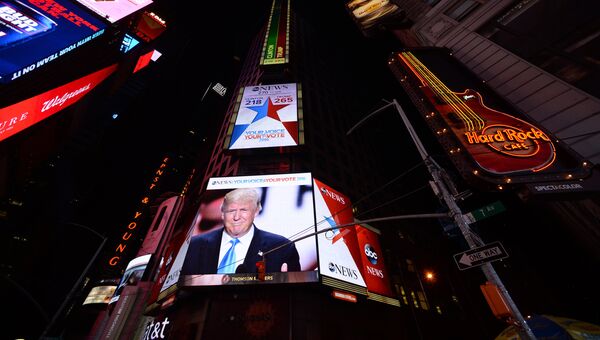 Трансляция выступления избранного президента США Дональда Трампа на площади Таймс-сквер в Нью-Йорке Трансляция выступления избранного президента США Дональда Трампа на площади Таймс-сквер в Нью-Йорке