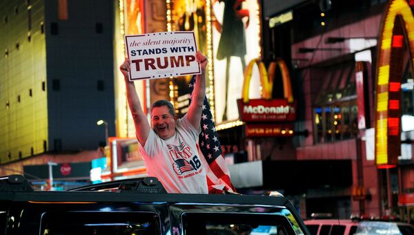 Сторонник кандидата в президенты США Дональда Трампа на Таймс-Сквер в Нью-Йорке Сторонник кандидата в президенты США Дональда Трампа на Таймс-Сквер в Нью-Йорке