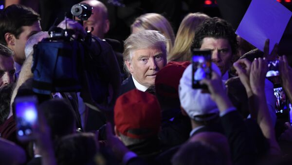 Избранный президент США Дональд Трамп приветствует сторонников после выступления в Нью-Йорке. 9 ноября 2016 Избранный президент США Дональд Трамп приветствует сторонников после выступления в Нью-Йорке. 9 ноября 2016