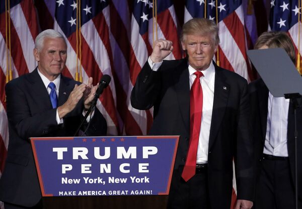 Избранный президент США Дональд Трамп и вице-президент Майк Пенс в Нью-Йорке. 9 ноября 2016 Избранный президент США Дональд Трамп и вице-президент Майк Пенс в Нью-Йорке. 9 ноября 2016
