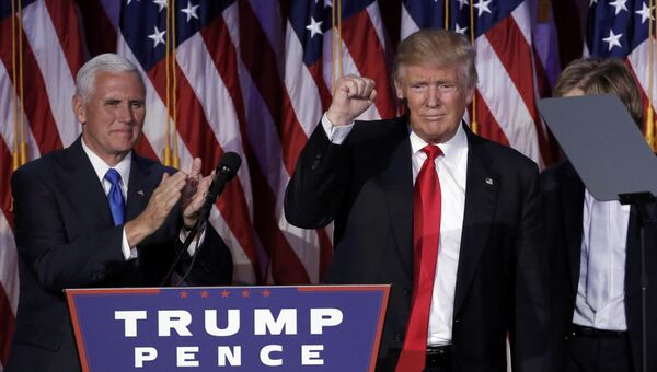 Избранный президент США Дональд Трамп и вице-президент Майк Пенс в Нью-Йорке. 9 ноября 2016 Избранный президент США Дональд Трамп и вице-президент Майк Пенс в Нью-Йорке. 9 ноября 2016