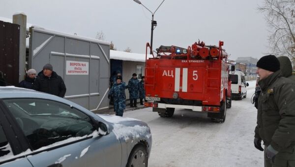 Пожарный автомобиль на месте обрушения кровли на заводе имени Клинина в Екатеринбурге Пожарный автомобиль на месте обрушения кровли на заводе имени Клинина в Екатеринбурге