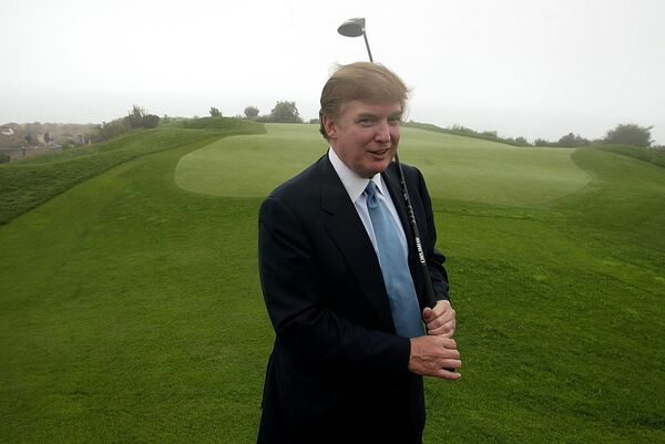 Дональд Трамп с клюшкой для игры в гольф Дональд Трамп с клюшкой для игры в гольф
