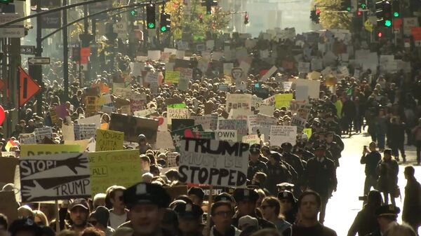 Тысячи американцев прошли маршем по Нью-Йорку в знак протеста против Трампа Тысячи американцев прошли маршем по Нью-Йорку в знак протеста против Трампа