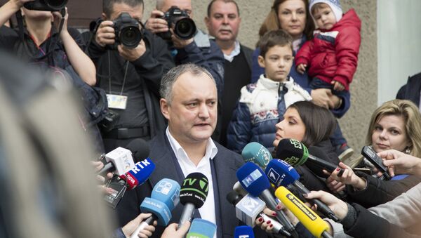 Кандидат в президенты Молдавии от социалистов Игорь Додон во время второго тура выборов Кандидат в президенты Молдавии от социалистов Игорь Додон во время второго тура выборов