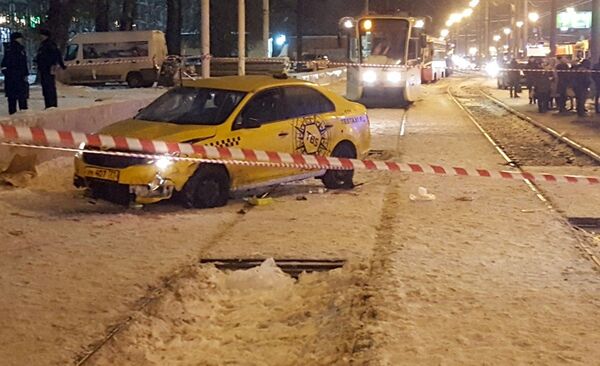 Последствия ДТП с участием такси и легкового автомобиля на юго-востоке Москвы Последствия ДТП с участием такси и легкового автомобиля на юго-востоке Москвы
