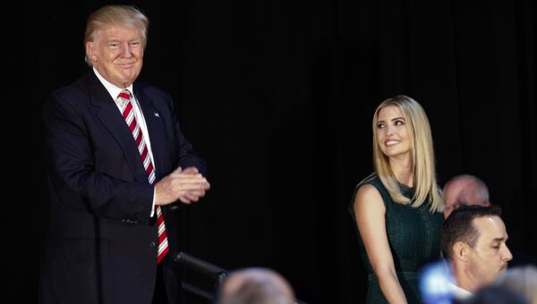Иванка Трамп и ее отец Дональд Трамп в штате Пенсильвания. 13 сентября 2016 года Иванка Трамп и ее отец Дональд Трамп в штате Пенсильвания. 13 сентября 2016 года