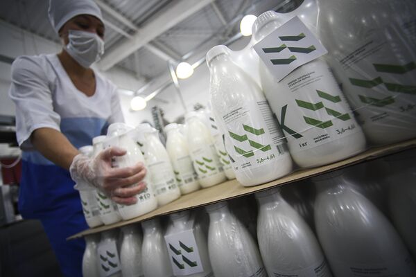 Линия розлива молочной продукции на заводе агропромышленного холдинга Братья Чебурашкины. Семейная Ферма Линия розлива молочной продукции на заводе агропромышленного холдинга Братья Чебурашкины. Семейная Ферма