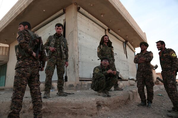 Бойцы Демократических сил Сирии (SDF) в деревне недалеко от Ракки Бойцы Демократических сил Сирии (SDF) в деревне недалеко от Ракки