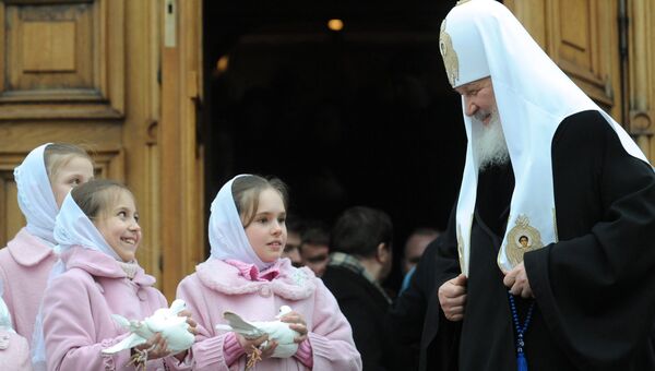 Патриарх Московский и всея Руси Кирилл выпустил в небо белых голубей в честь праздника Благовещения Пресвятой Богородицы на крыльце Благовещенского собора Кремля Патриарх Московский и всея Руси Кирилл выпустил в небо белых голубей в честь праздника Благовещения Пресвятой Богородицы на крыльце Благовещенского собора Кремля