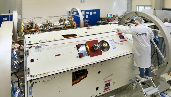Зонд GRAIL-FO в собранном виде в сборочном цехе компании Airbus Зонд GRAIL-FO в собранном виде в сборочном цехе компании Airbus
